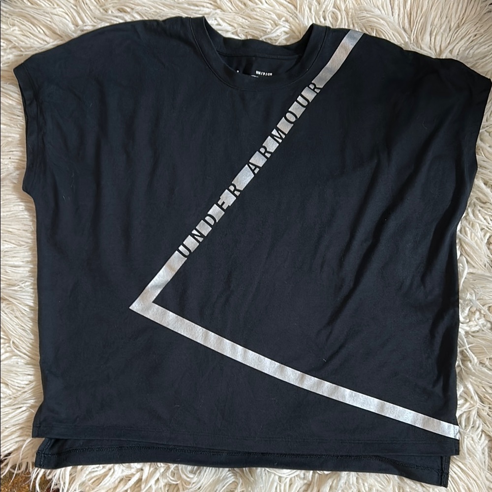 Under Armour small women’s Black and Gray Short Sleeve Tee Sporty Design